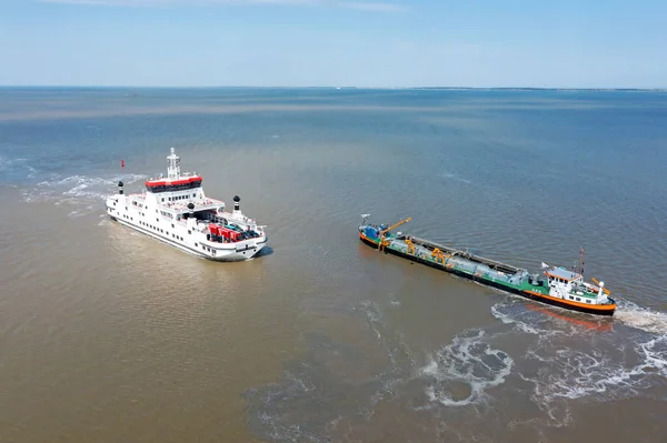 Flyg Från Färjan Till Ameland Och Ett Fraktfartyg Vadehavet Nederländerna — Stockfoto