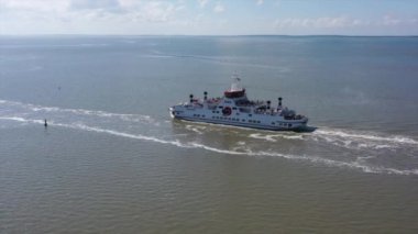 Hollanda 'daki Wadden Denizi' ndeki feribottan Ameland 'a giden hava aracı.
