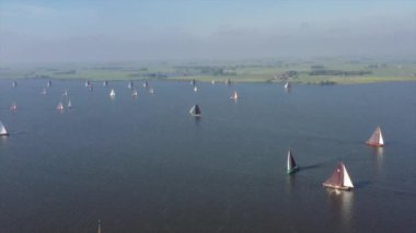 Hollanda, Friesland 'deki Fluessen Gölü üzerindeki skutsjessilen' den havadan.