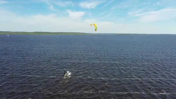 荷兰弗里斯兰劳沃斯梅尔的风筝冲浪空中 — 图库视频影像