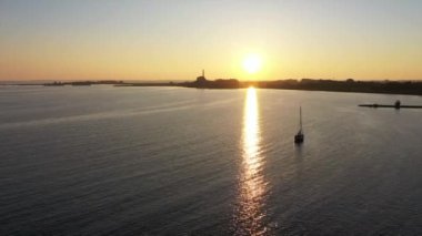 Hollanda 'daki Lemmer yakınlarındaki IJsselmeer' de güzel bir günbatımından kalma hava.