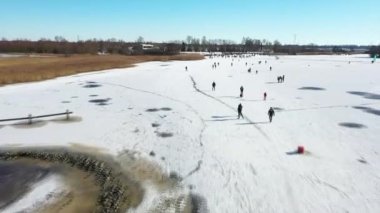 Friesland, Hollanda 'da kış aylarında Bergumer Gölü' nde buz pateni ve kayak yaparken oluşan hava.