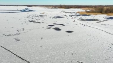 Friesland, Hollanda 'da kış aylarında Bergumer Gölü' nde buz pateni ve kayak yaparken oluşan hava.