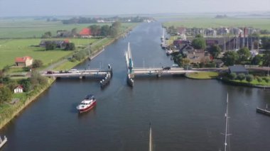 Hollanda 'daki Friesland' ın kırsal kesimindeki bir köprüden havadan.