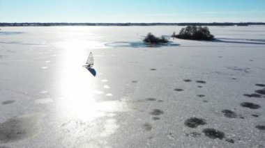 Friesland, Hollanda 'da kış aylarında Bergumer Gölü' nde buz pateni ve kayak yaparken oluşan hava.