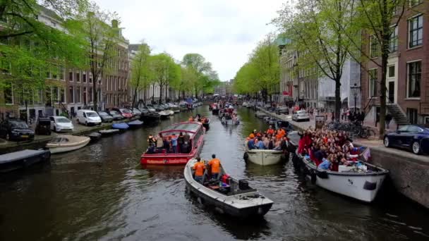 Amsterdam Netherlands Квітня 2022 Громадяни Які Відзначають День Короля Каналах — стокове відео