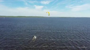 Hollanda, Friesland 'da, Lauwersmeer' de uçurtma sörfü yaparken oluşan hava.