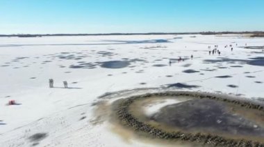 Friesland, Hollanda 'da kış aylarında Bergumer Gölü' nde buz pateni ve kayak yaparken oluşan hava.