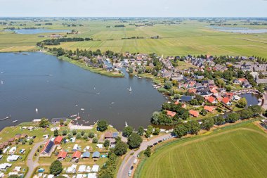Hollanda, Friesland 'daki Oudega köyünden havadan.
