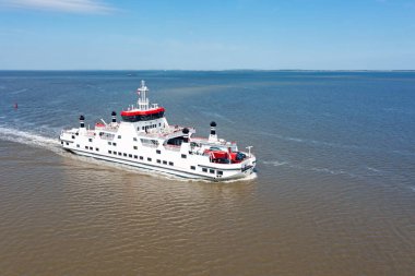 Hollanda 'daki Wadden Denizi' ndeki feribottan Ameland 'a giden hava aracı.