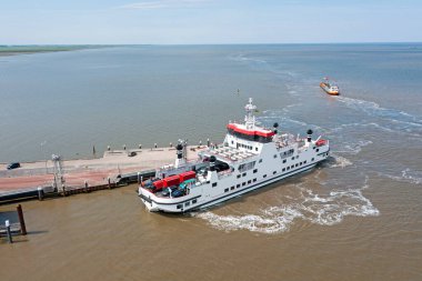 Feribottan Hollanda 'daki Wadden Denizi üzerindeki Holwerd' e gelen hava aracı.