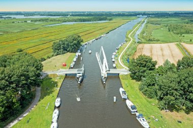 Hollanda 'daki Friesland' ın kırsal kesimindeki asma köprüden havadan.