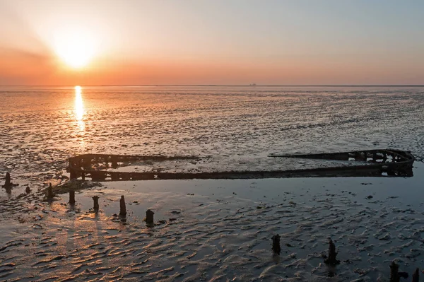 Zdjęcie Starego Wraku Statku Morzu Wattowym Holandii Zachodzie Słońca — Zdjęcie stockowe