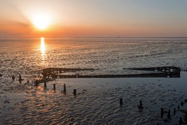 Hollanda 'nın Wadden Denizi' ndeki eski bir gemi enkazından gelen hava durumu.