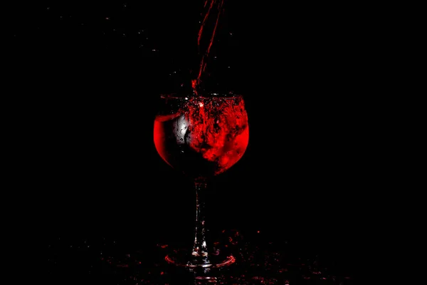 Vinho Tinto Derramando Copo — Fotografia de Stock
