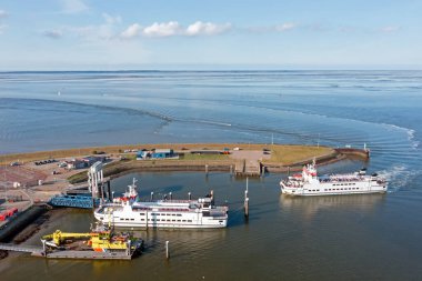 Schiermonnikoog 'dan kalkan feribot Hollanda' daki Lauwersoog limanına yanaşıyor.
