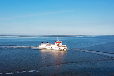 Hollanda 'daki Wadden Denizi' ndeki Schiermonnikoog feribotundan havadan.