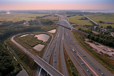 Gün batımında Hollanda 'da A1 ile kesişen Muiderberg hava sahasından.