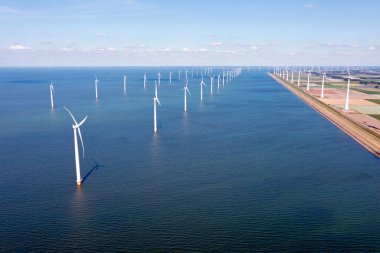 Hollanda, Friesland 'daki IJsselmeer' de bulunan rüzgar türbinlerinden elde edilen hava.