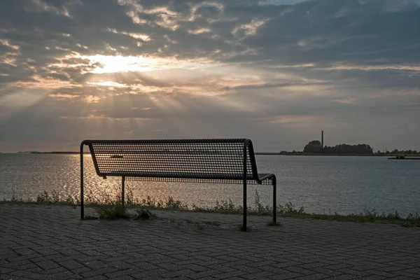 Pusta Ławka Ijsselmeer Holandii Zachodzie Słońca — Zdjęcie stockowe