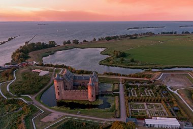 Gün batımında Hollanda Muiden 'daki Muiderslot şatosundan havadan.