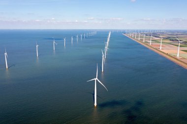 Hollanda, Friesland 'daki IJsselmeer' de bulunan rüzgar türbinlerinden elde edilen hava.