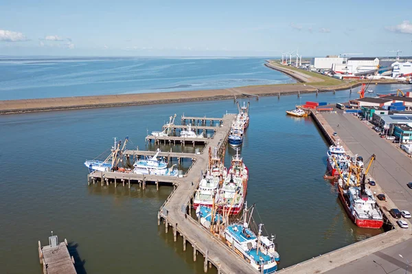 オランダのIjsselmeerのHarlingenの漁港からの空中 — ストック写真