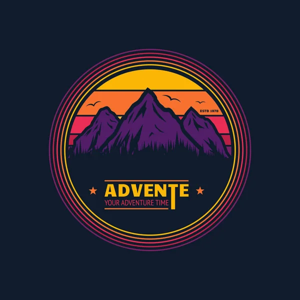 Badge Avventura Montagna Logo Stampa Design Della Shirt Concetto Viaggio — Vettoriale Stock