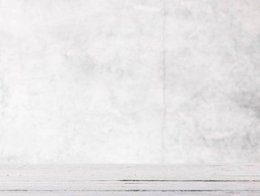Ürün sunumu için beyaz rustik ahşap tablo ile boş açık gri arkaplan
