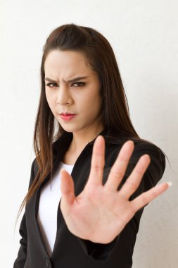 stop el hareketi gösteren kadın iş yürütme