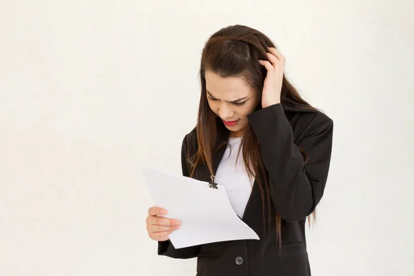 Vrouwelijke ondernemer op zoek naar het document of rapport met negatief gevoel — Stockfoto