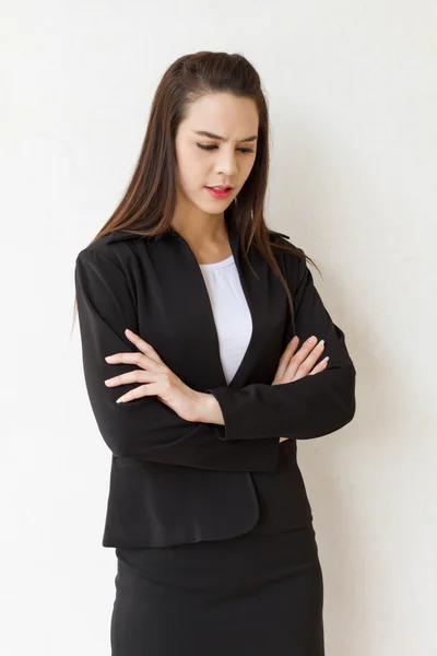 Vrouwelijke zakelijke uitvoerende denken met stress of negatief gevoel — Stockfoto