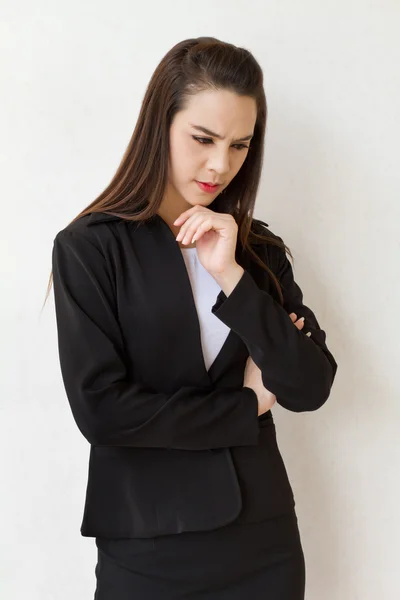 Kvinnelig forretningsfører tenker med stress eller negativ følelse – stockfoto