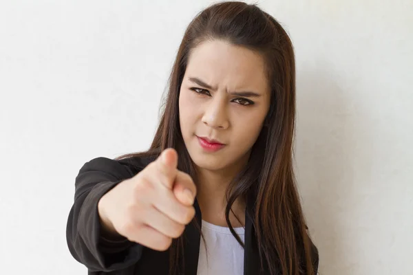 Vrouwelijke zakenman haar vinger naar publiek — Stockfoto