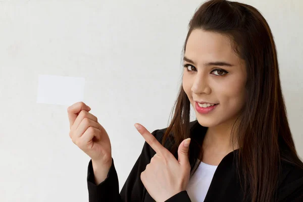 Smiling business female executive with hand holding and pointing to blank card — 图库照片