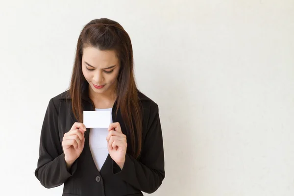 Portrait of female business executive with blank card — Stock Photo, Image