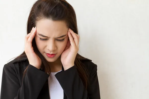 Mujer con dolor de cabeza, migraña, estrés, insomnio, resaca — Foto de Stock