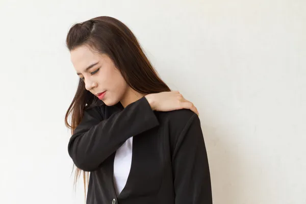 Pijn in de schouder of stijfheid van vrouwelijke ondernemer — Stockfoto