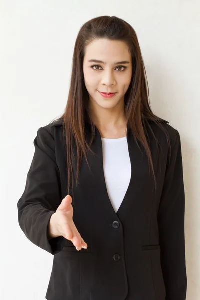 Kvinnelig forretningsfører som tilbyr en hilsen med håndhilsen – stockfoto