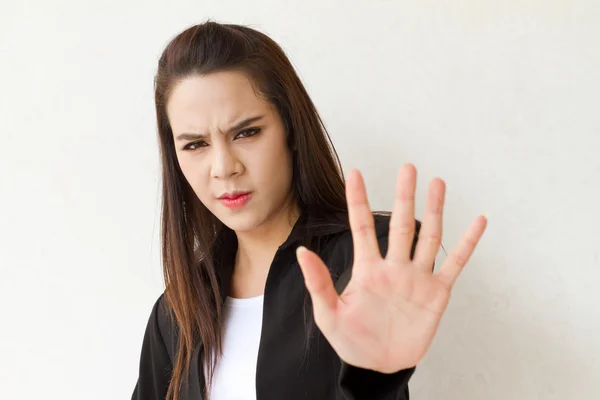 Vrouw in pak weergegeven: stop handgebaar — Stockfoto