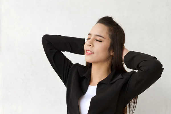 Zorgeloos, postitive, ontspannen, glimlachend vrouwelijke ondernemer — Stockfoto