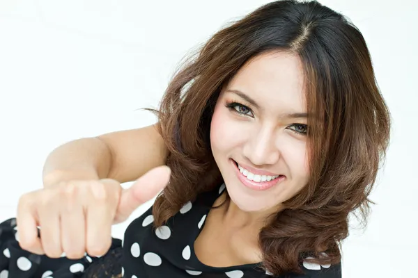 Kvinne som gir tommelen opp godt, positivt godkjenningssymbol for hånd – stockfoto