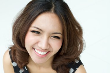 mutlu gülümseyen kadın portresi