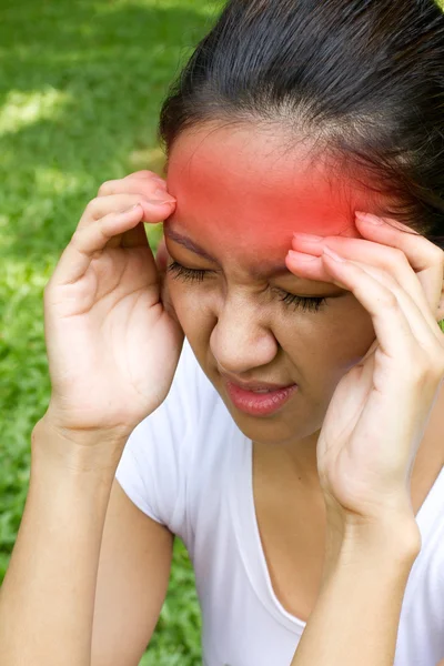 Tangan wanita memegang kepalanya sebagai gejala stres, sakit kepala — Stok Foto