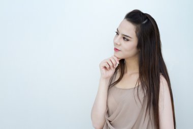 düz cooltone arka planda bakarak gülümseyen güzel kadın