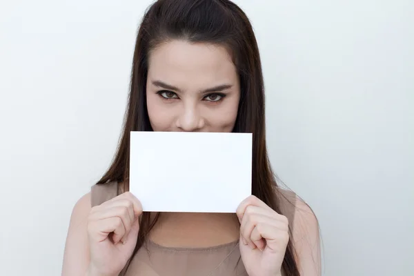 Женщина держит пустой размер конверта карты для текстового пространства — стоковое фото