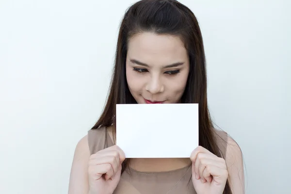 Mulher sorridente mão segurando o tamanho do envelope do cartão em branco para spa texto — Fotografia de Stock