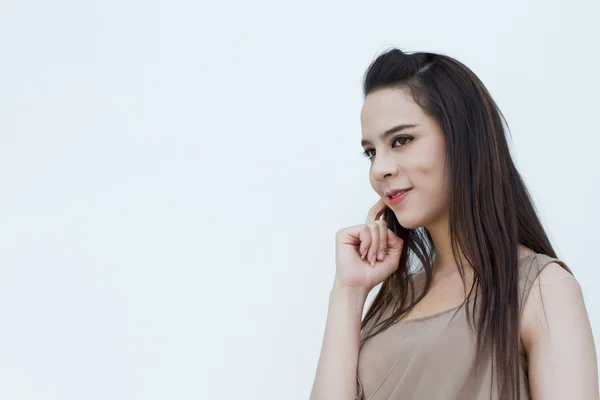 Wanita cantik tersenyum pada latar belakang dingin polos dengan textsp — Stok Foto