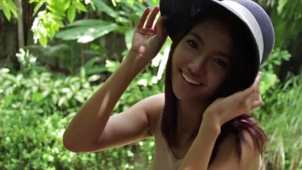 Femme souriante avec chapeau ouvrant dans la nature : dolly HD — Video