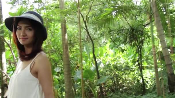 Lächelnde Frau in der Natur: Bohrinsel stabilisiert Kamerafahrt — Stockvideo